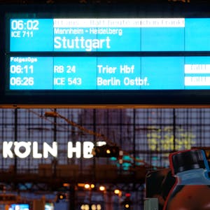 Anzeigetafeln im Hauptbahnhof verkünden streikbedingte Zugausfälle.