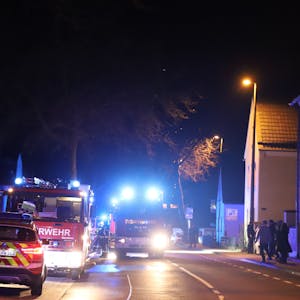 In der Silvesternacht haben die Feuerwehren in der Regel viel zu tun, hier ein Brand in Hennef-Uckerath am 1. Januar 2023.
