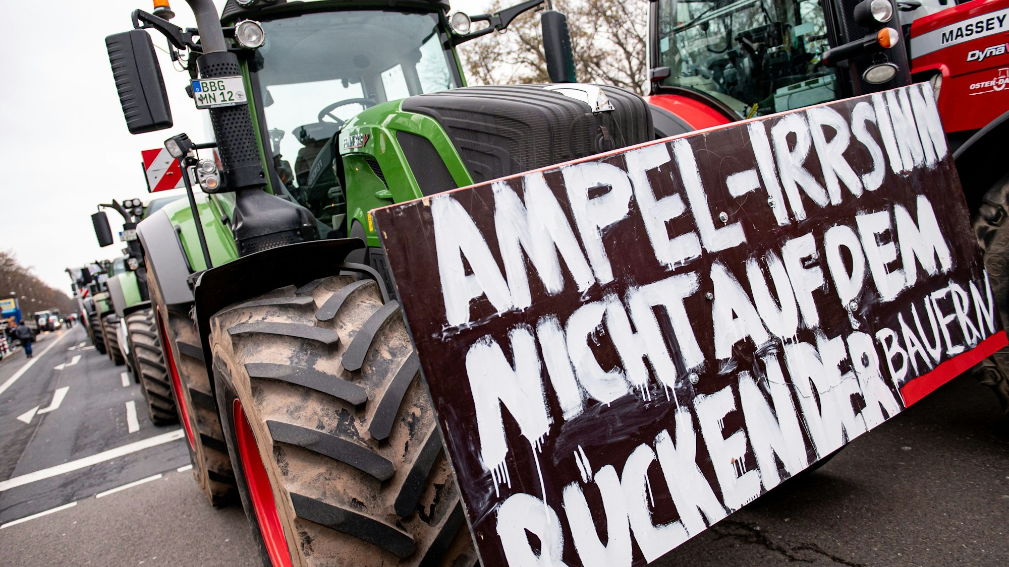 18.12.2023, Berlin: Landwirte nehmen mit Traktoren mit der Aufschrift ·Ampel-Irrsinn nicht auf dem Rücken der Bauern· auf einer Demonstration des Deutschen Bauernverbandes unter dem Motto «Zu viel ist zu viel! Jetzt ist Schluss!» teil. Anlass sind die Pläne der Bundesregierung, den Agrardiesel und die Kfz-Steuerbefreiung für die Land- und Forstwirtschaft zu streichen. Foto: Fabian Sommer/dpa +++ dpa-Bildfunk +++