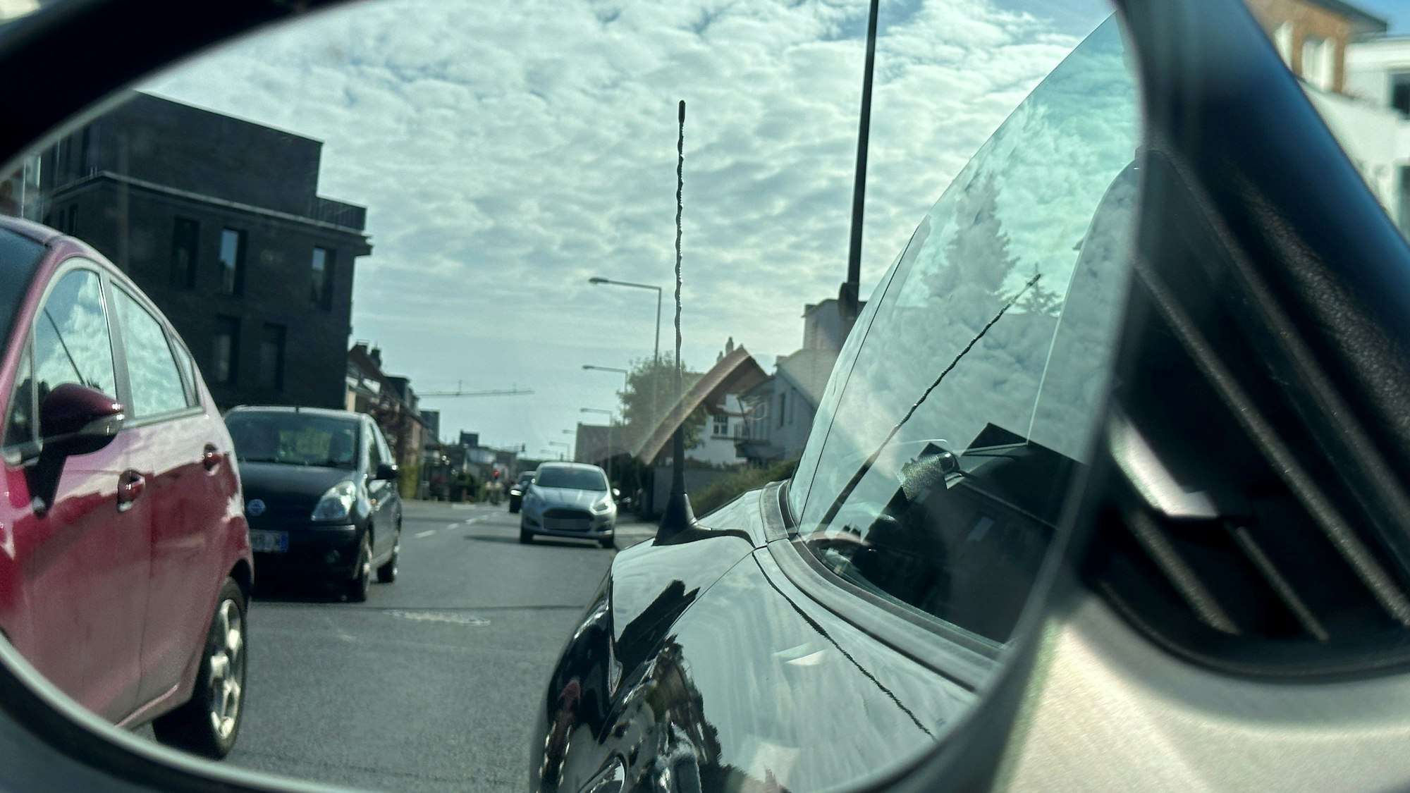 Autos im Seitenspiegel fotografiert.