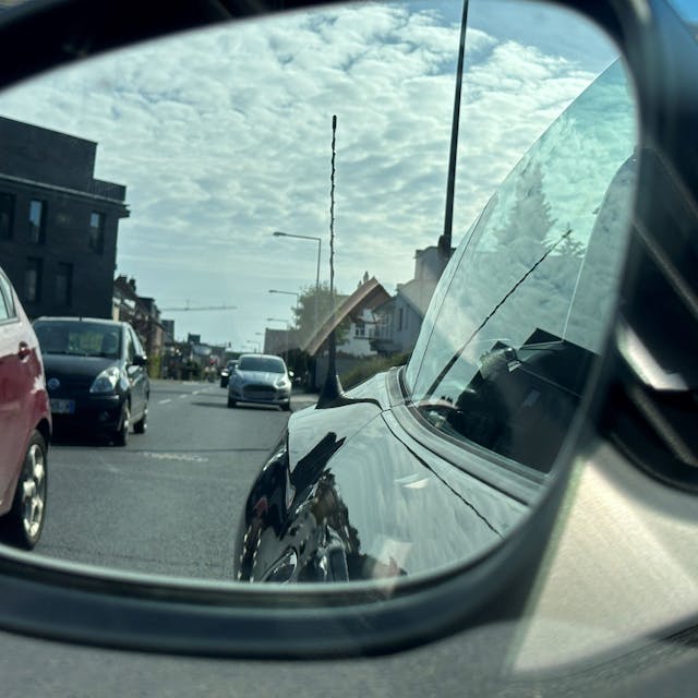 Autos im Seitenspiegel fotografiert.