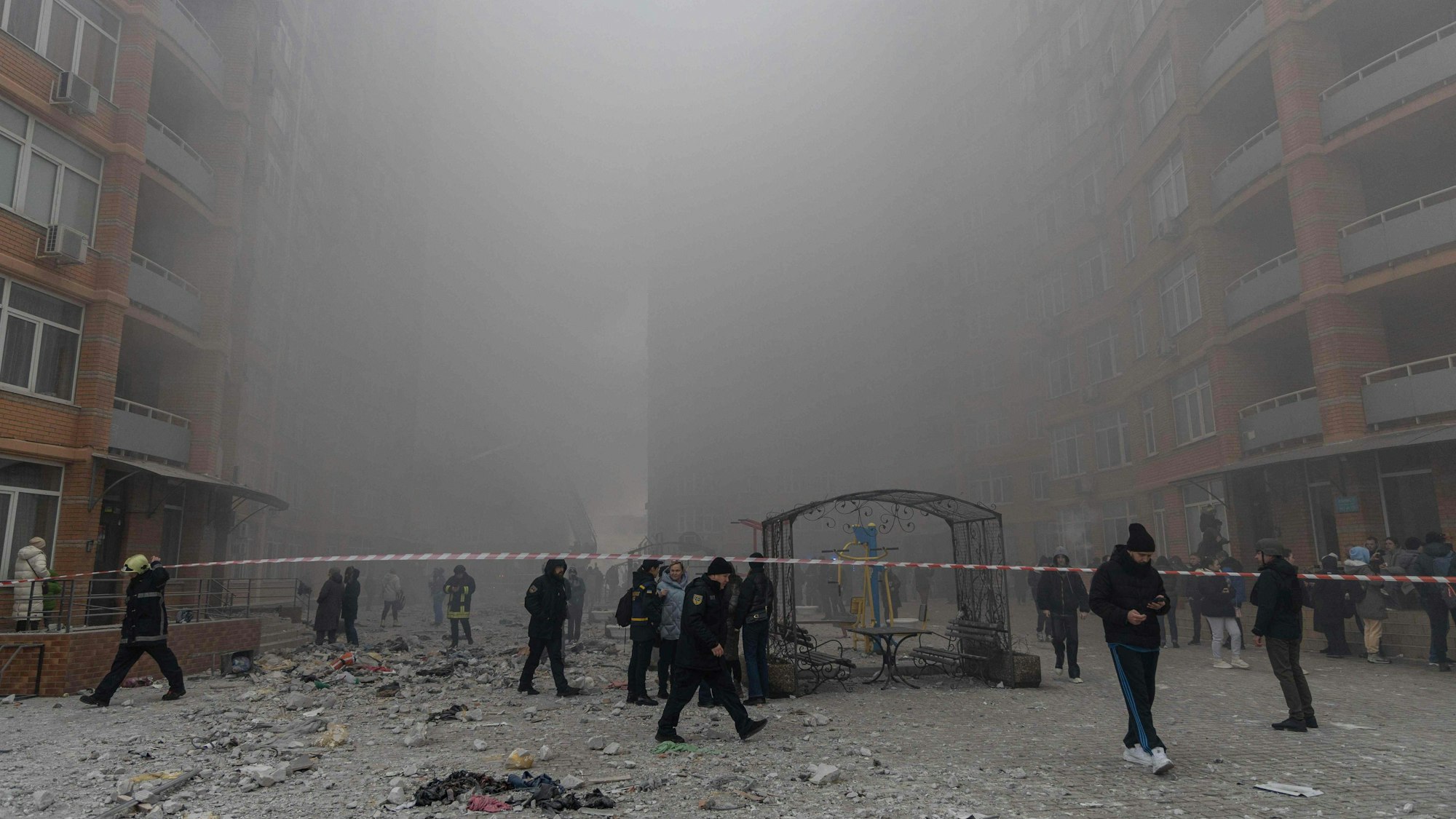Rauch und Staub versperrt die Sicht nach einem russischen Raketenangriff auf die ukrainische Stadt Odessa.