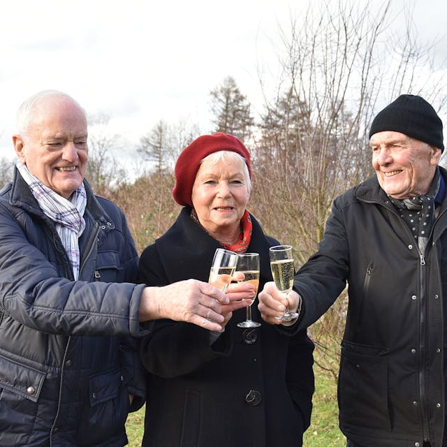 241 Jahre Waldbröl auf einem Foto (von links): Reinhard Grüber, Ursula Lennarz und Herbert Simon teilen sich den Geburtstag an Silvester. Unser Foto zeigt die drei Geburtstagskinder bei einem Gläschen Sekt an der frischen Luft.