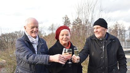 241 Jahre Waldbröl auf einem Foto (von links): Reinhard Grüber, Ursula Lennarz und Herbert Simon teilen sich den Geburtstag an Silvester. Unser Foto zeigt die drei Geburtstagskinder bei einem Gläschen Sekt an der frischen Luft.