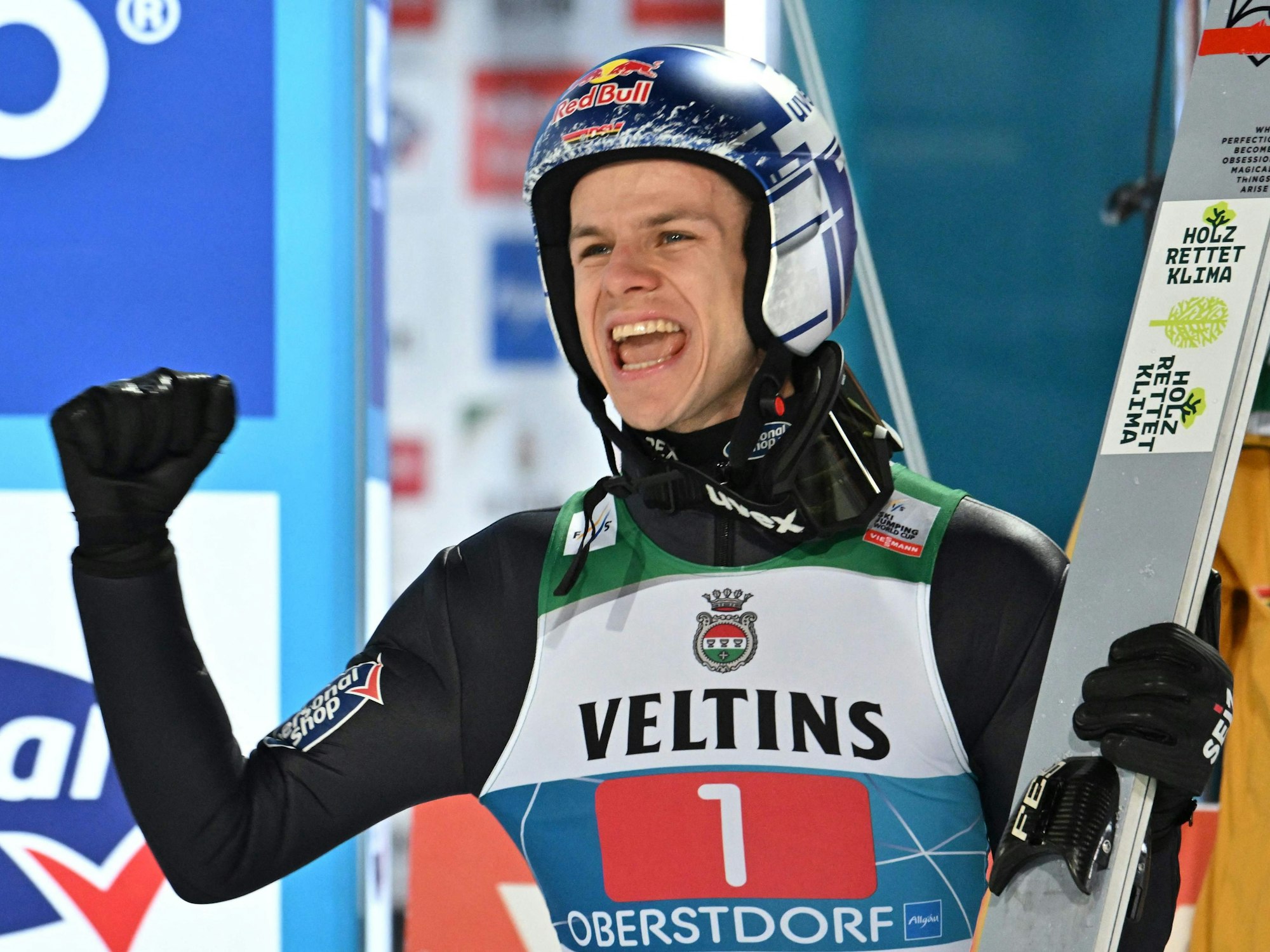 Skispringer Andreas Wellinger jubelt mit erhobener Faust.