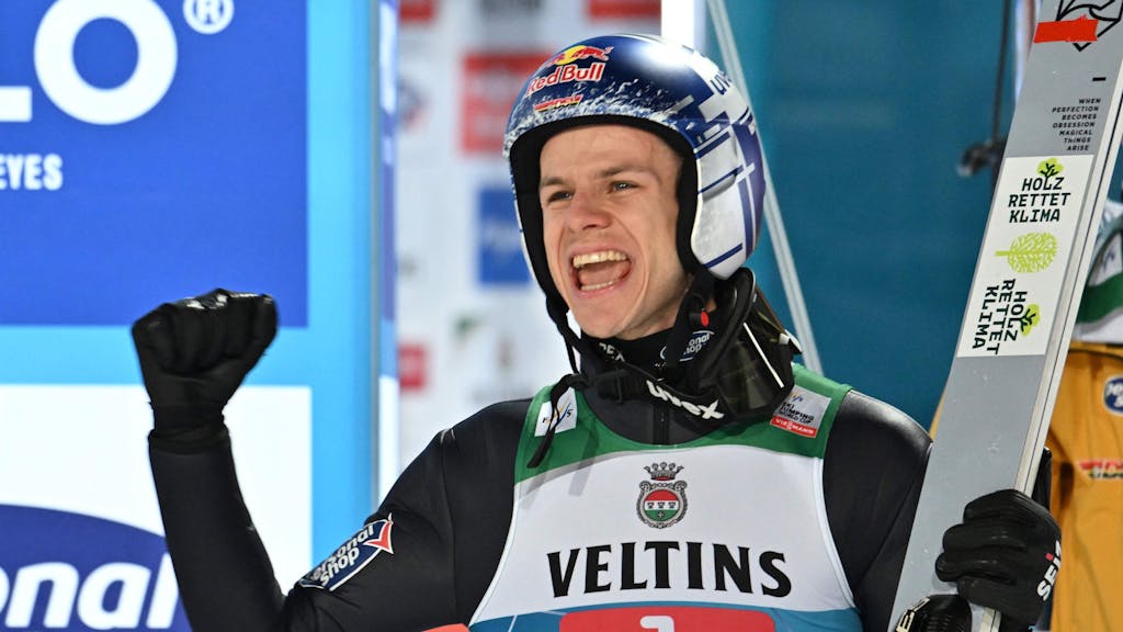 Skispringer Andreas Wellinger jubelt mit erhobener Faust.