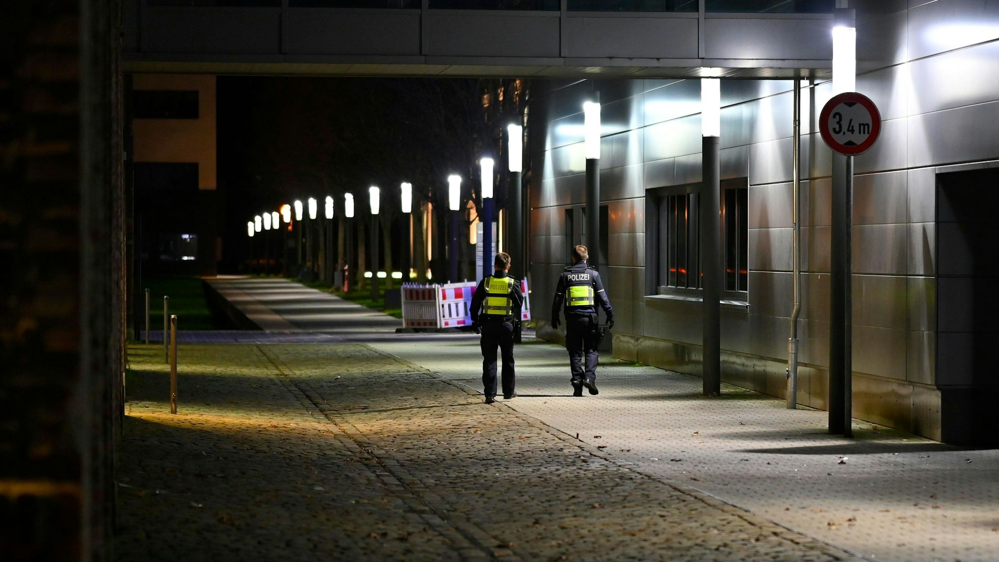 Zwei Polizisten laufen am Donnerstagabend auf dem Steinmüllergelände Streife.