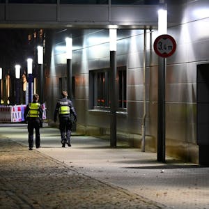 Zwei Polizisten laufen am Donnerstagabend auf dem Steinmüllergelände Streife.
