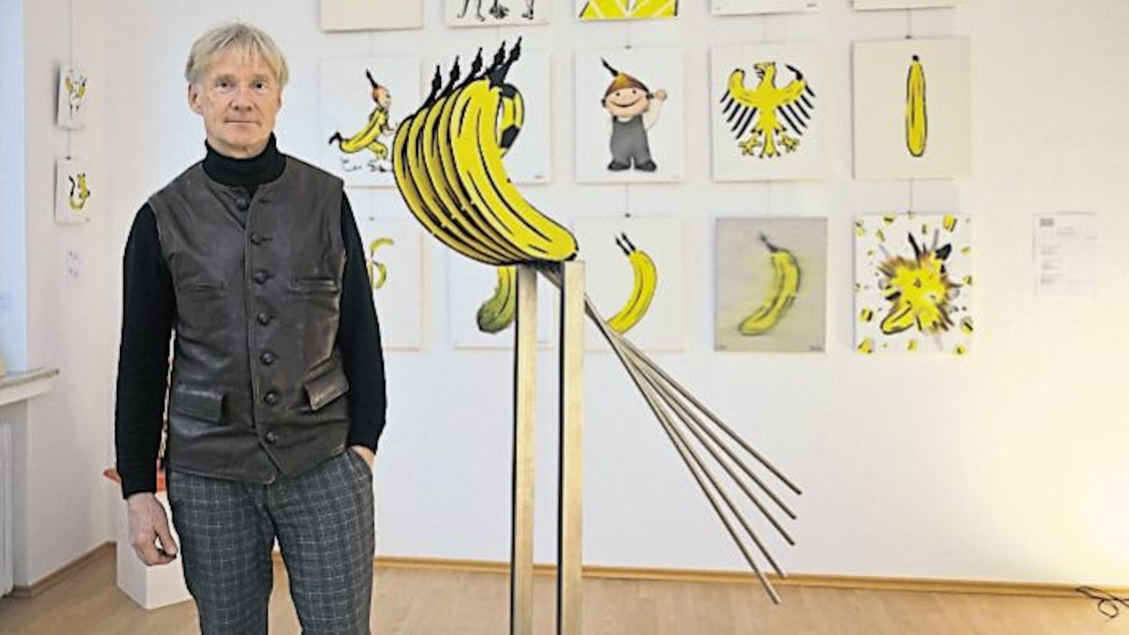 Thomas Baumgärtel vor etlichen seiner Bananen-Kunstwerken.