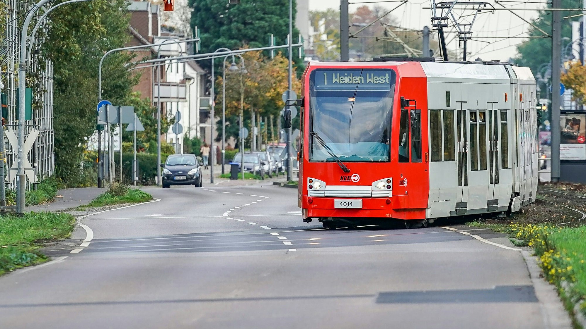 Symbolfoto einer Straßenbahn der Linie 1 Richtung Weiden West beim Überqueren einer Straße in Köln