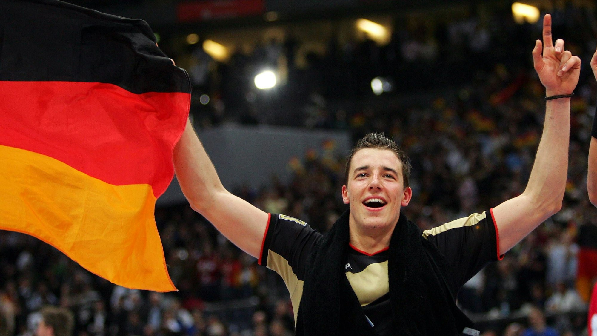 Dominik Klein jubelt nach dem WM-Halbfinale 2007 mit Deutschland-Flagge in der Hand.