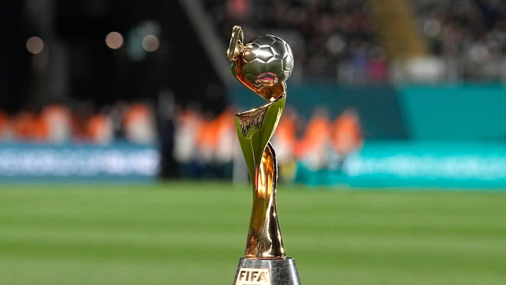 Symbolfoto: Die Trophäe der Frauenfußball-WM 2023 steht am Spielfeld.&nbsp;