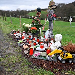 Blumen stehen am Straßenrand: Gedenkstätte für den überfahrenen Jugendlichen auf der Schallemicher Straße in Odenthal.