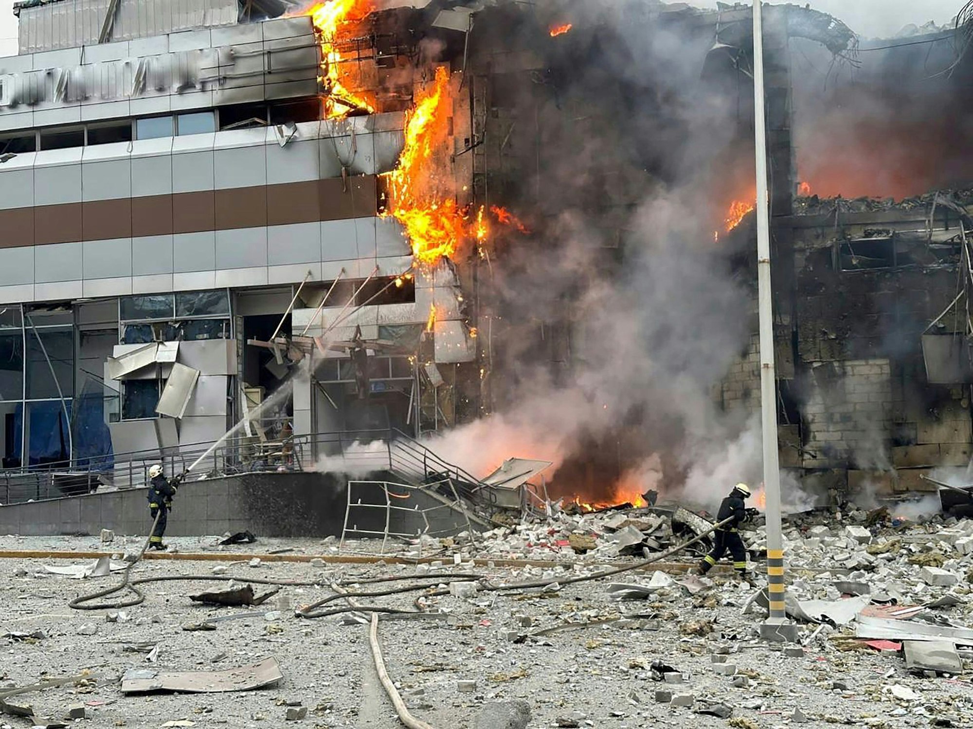 Auf diesem vom ukrainischen Rettungsdienst bereitgestellten Foto arbeiten Feuerwehrleute an der Stelle eines Gebäudes, das am Freitag, 29. Dezember 2023, nach einem russischen Angriff in Kyjiw beschädigt wurde.