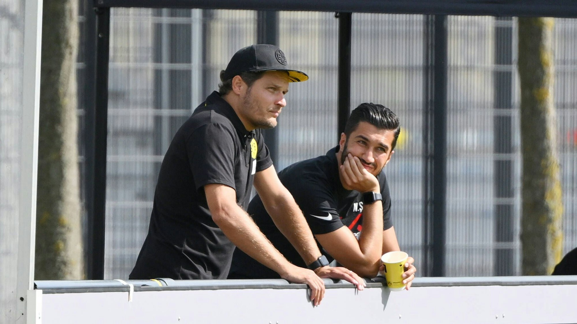 BVB-Trainer Edin Terzic und Antalyaspor-Coach Nuri Sahin unterhalten sich am Spielfeldrand.