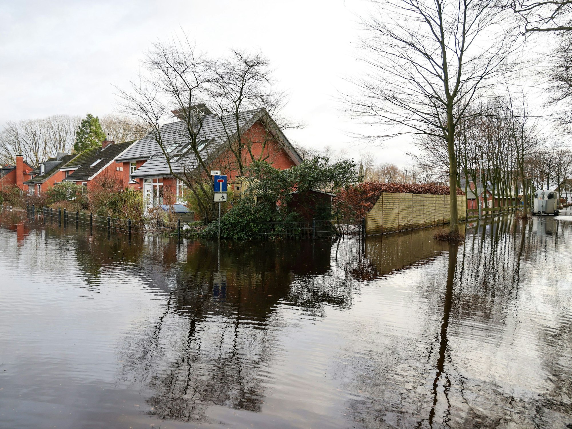 Wohnhäuser stehen in einem überfluteten Ortsbereich an der Wörpe, hier in Lilienthal in Niedersachsen.