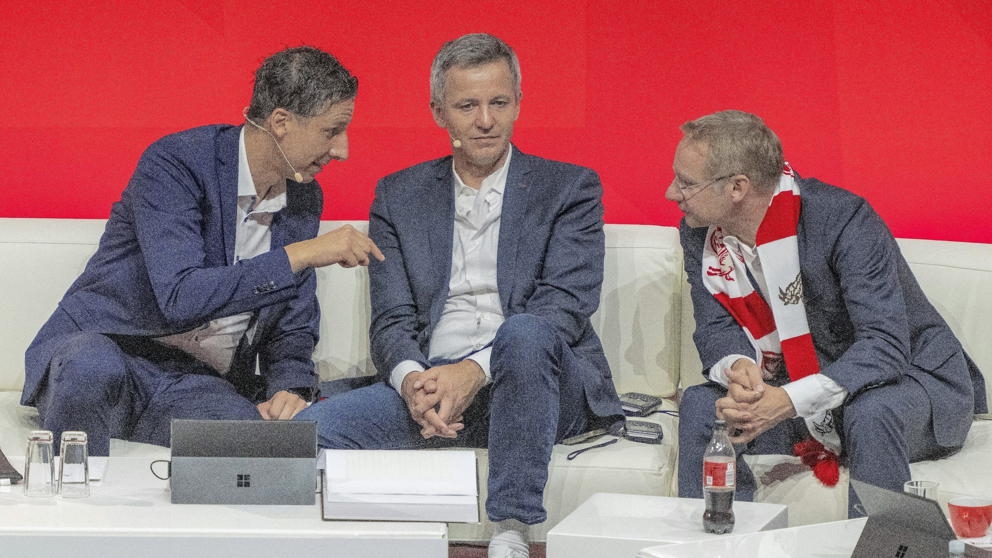 Die Geschäftsführer Christian Keller (v.l.) und Philipp Türoff diskutieren während der Mitgliederversammlung des 1. FC Köln mit Vizepräsident Eckhard Sauren.