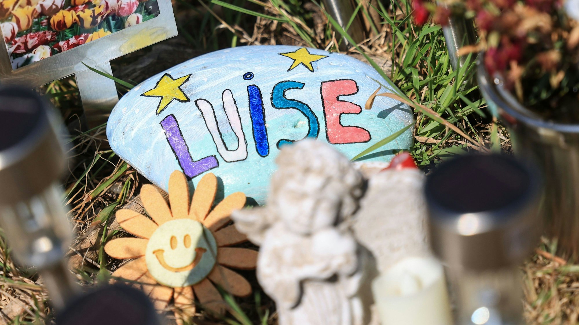 Ein Stein mit dem aufgemaltem Namen «Luise» liegt am Waldrand an der Stelle, an der das Mädchen Luise tot gefunden wurde.