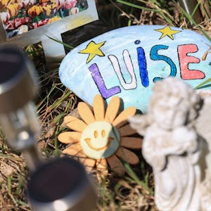 Ein Stein mit dem aufgemaltem Namen «Luise» liegt am Waldrand an der Stelle, an der das Mädchen Luise tot gefunden wurde.&nbsp;