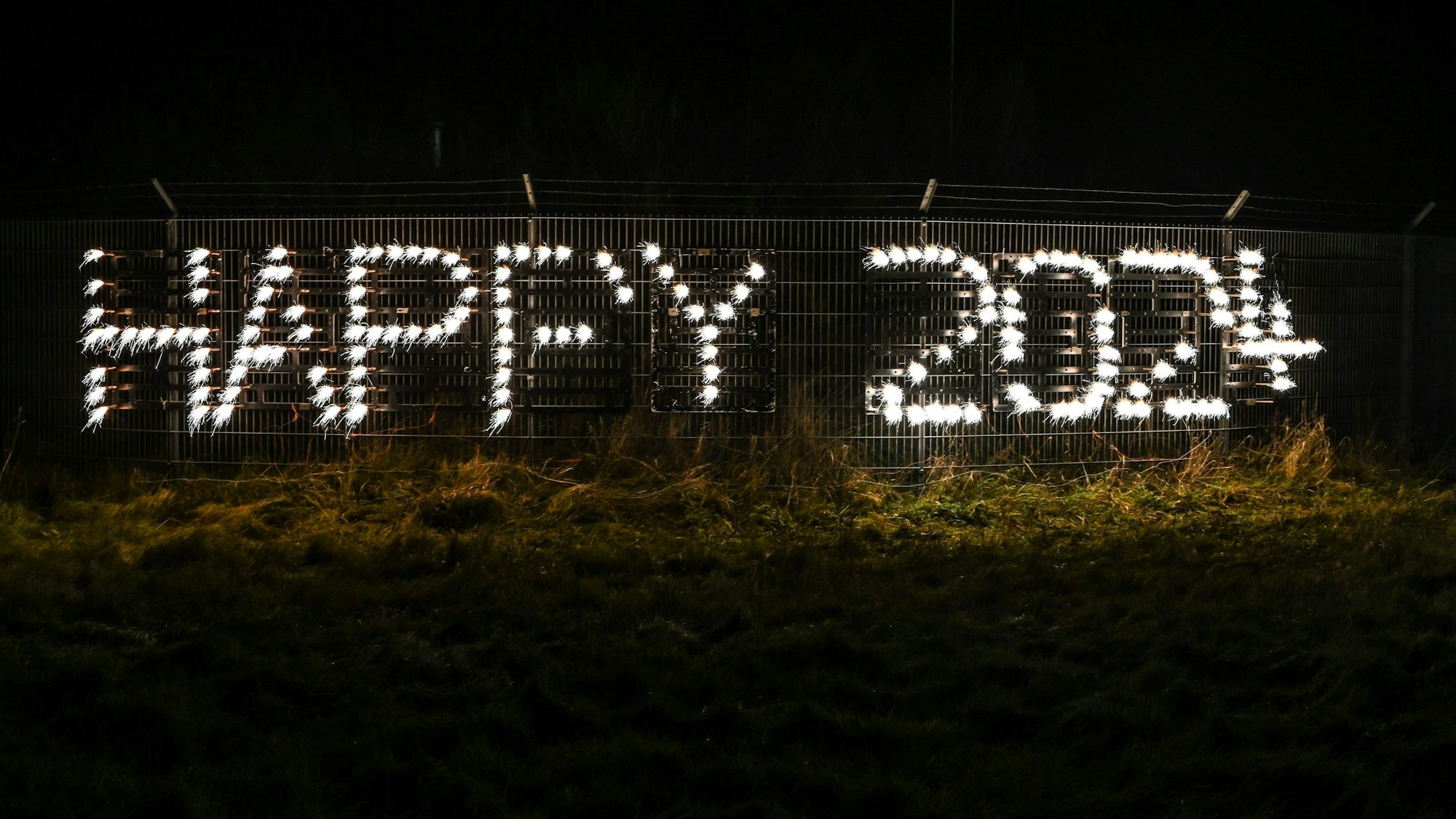 Der Schriftzug «HAPPY2024» leuchtet auf dem Gelände der Firma Comet Feuerwerk.