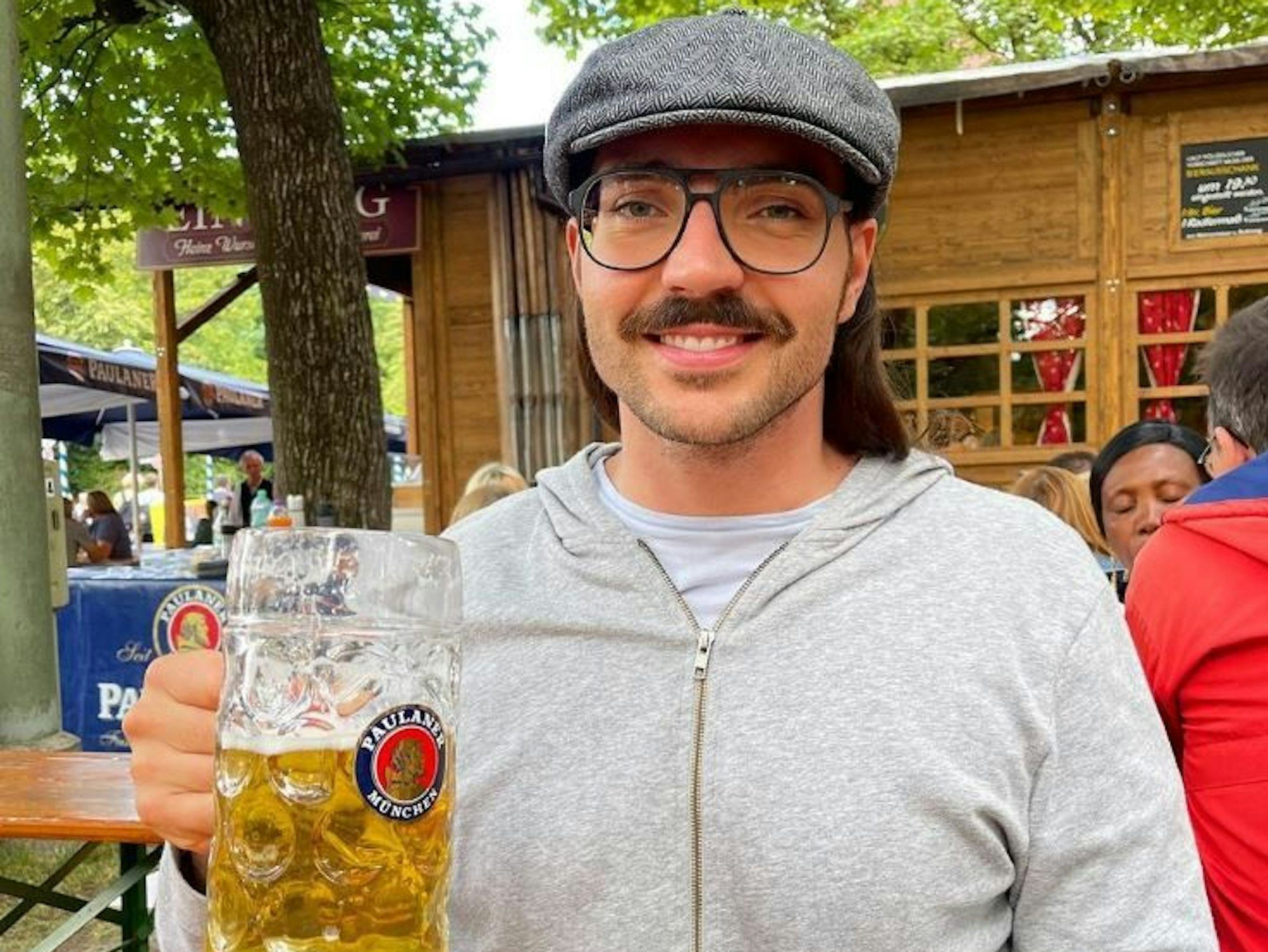 Der Münchner Fabio Knez hält einen Bierkrug in der Hand und lächelt in die Kamera. Das Foto hat der Reality-TV-Teilnehmer auf seinem Instagram-Account veröffentlicht.