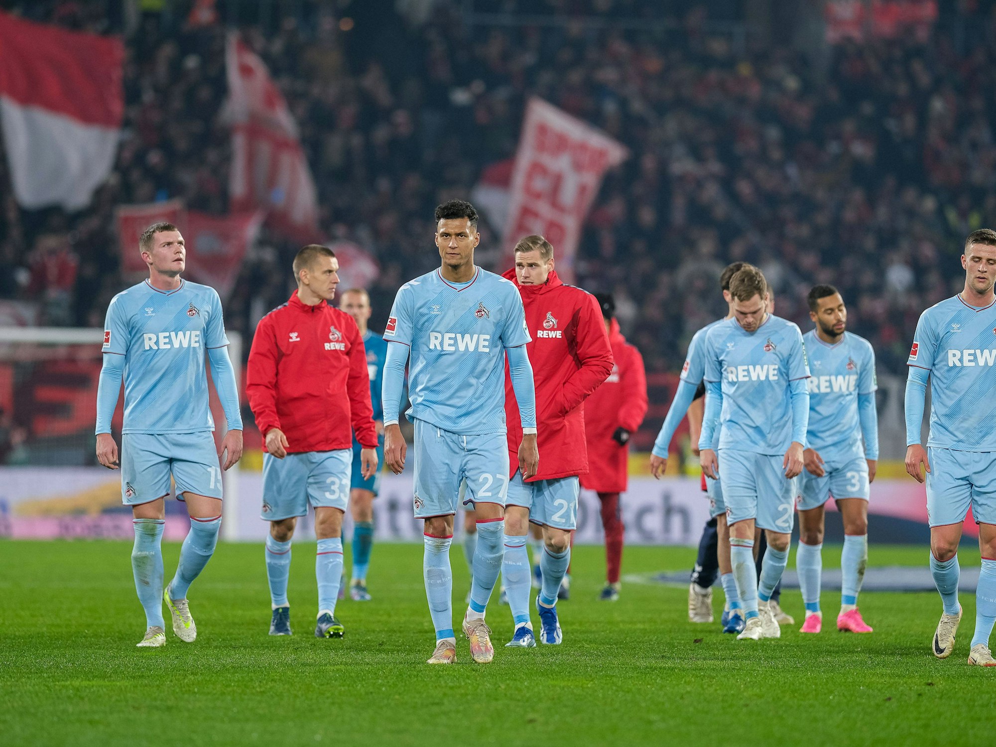 Die Spieler des 1. FC Köln gehen nach der Niederlage beim SC Freiburg am 17. Dezember 2023 enttäuscht vom Platz.