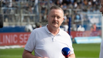 Sport-Geschäftsführer von Borussia Mönchengladbach vor einem Sky-Interview.