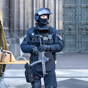 Großeinsatz der Polizei zu Silvester in Köln: Vor dem Pontifikalamt im Kölner Dom zum Jahresabschluss mit Kardinal Woelki wird das Domumfeld von Einsatzkräften der Polizei mit Maschinenpistolen stark bewacht.