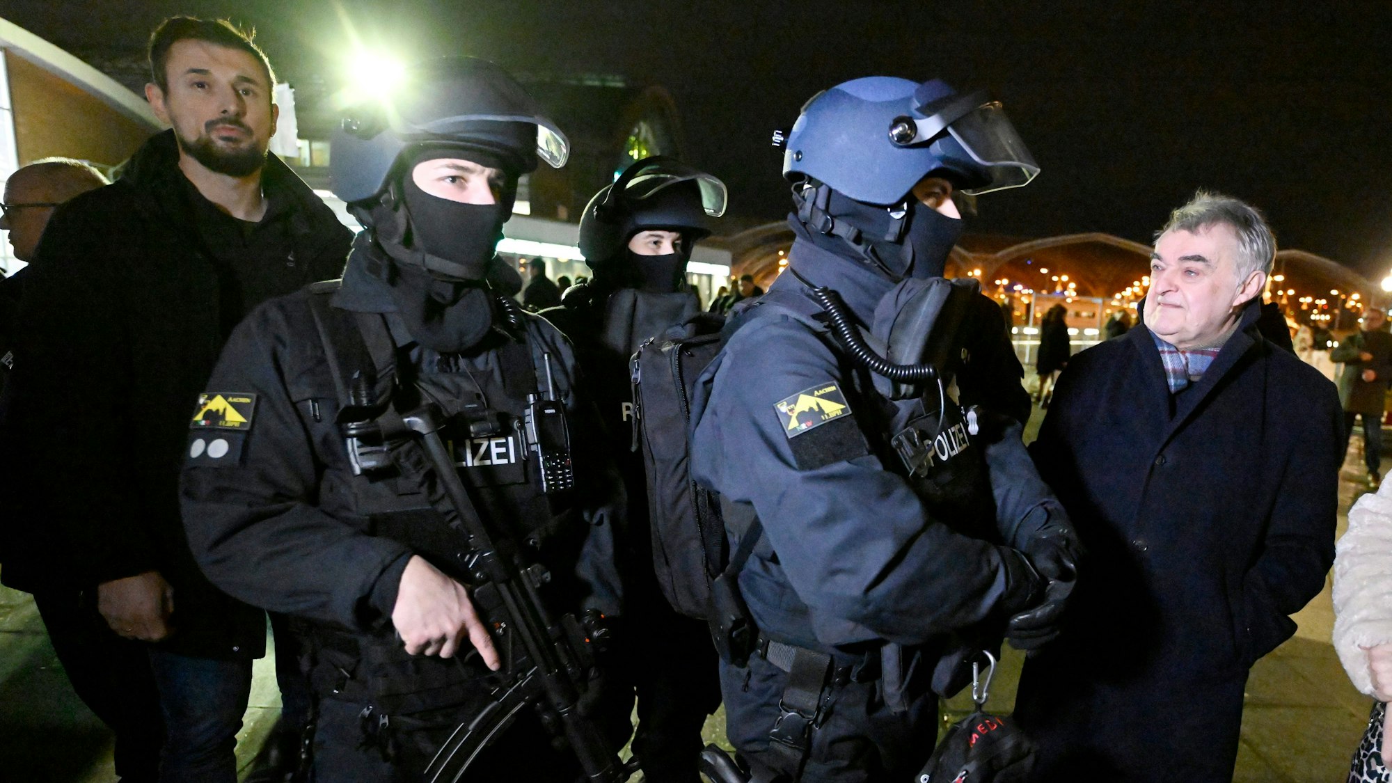 Herbert Reul (CDU), Innenminister von Nordrhein-Westfalen, besucht Polizisten im Dienst vor dem Kölner Dom, der in diesem Jahr wegen eines geplanten Anschlags besonders gesichert ist.