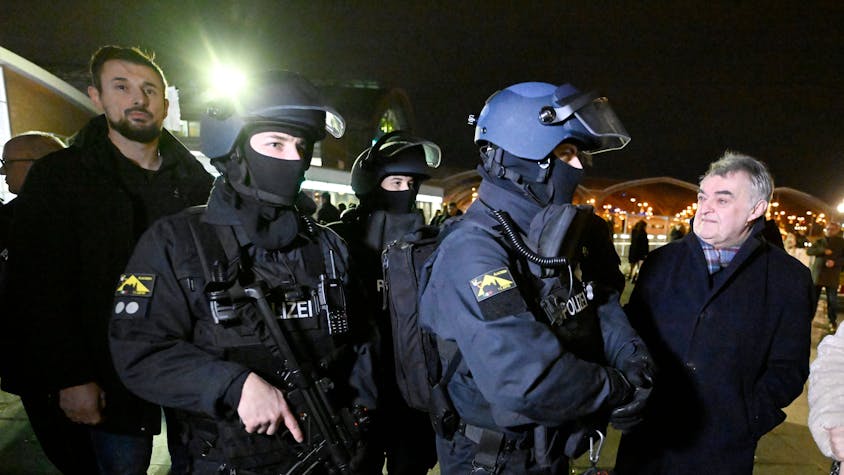 Herbert Reul (CDU), Innenminister von Nordrhein-Westfalen, besucht Polizisten im Dienst vor dem Kölner Dom, der in diesem Jahr wegen eines geplanten Anschlags besonders gesichert ist.