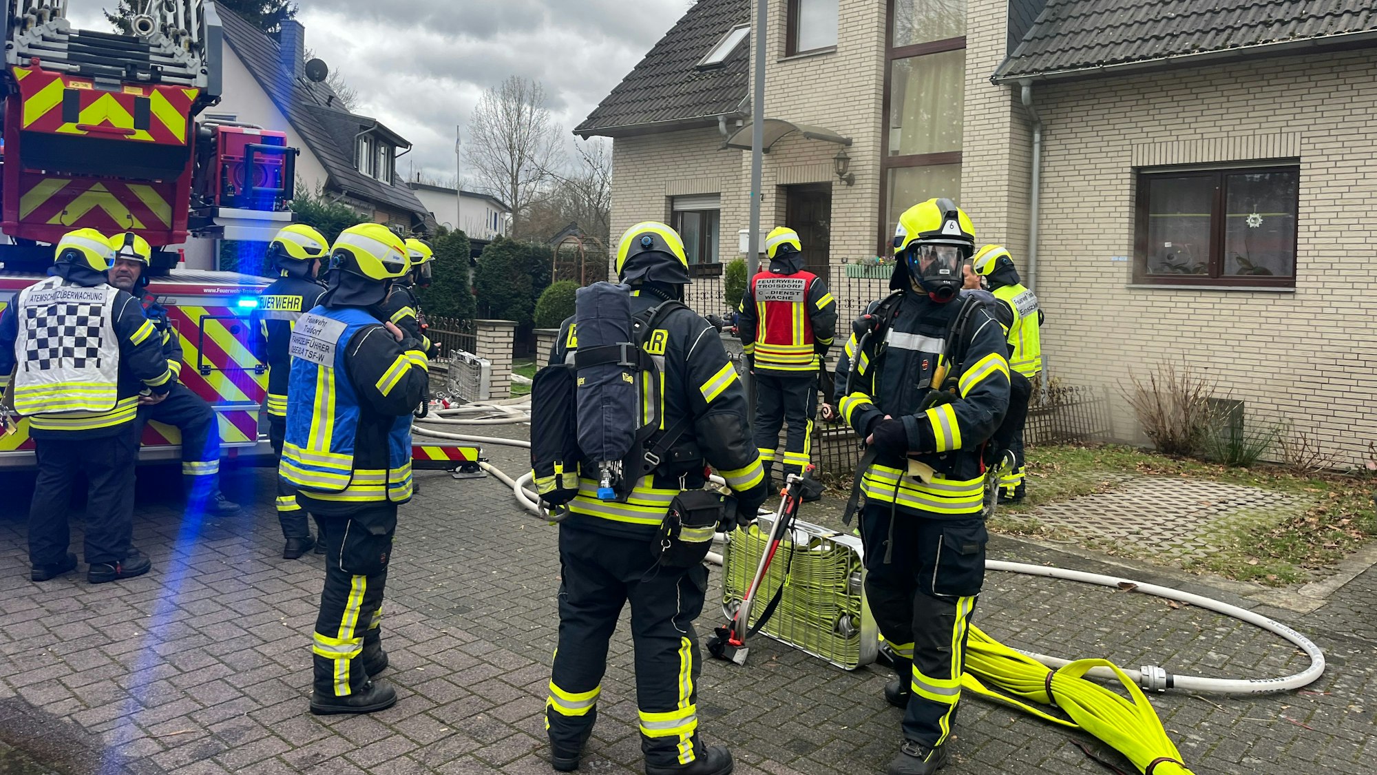 Die Feuerwehr konnte einen Kellerbrand an der Straße Aggerdamm schneell löschen, verletzt wurde niemand. Der Bewohner wurde vom Rettungsdienst untersucht, bleib aber vor Ort.