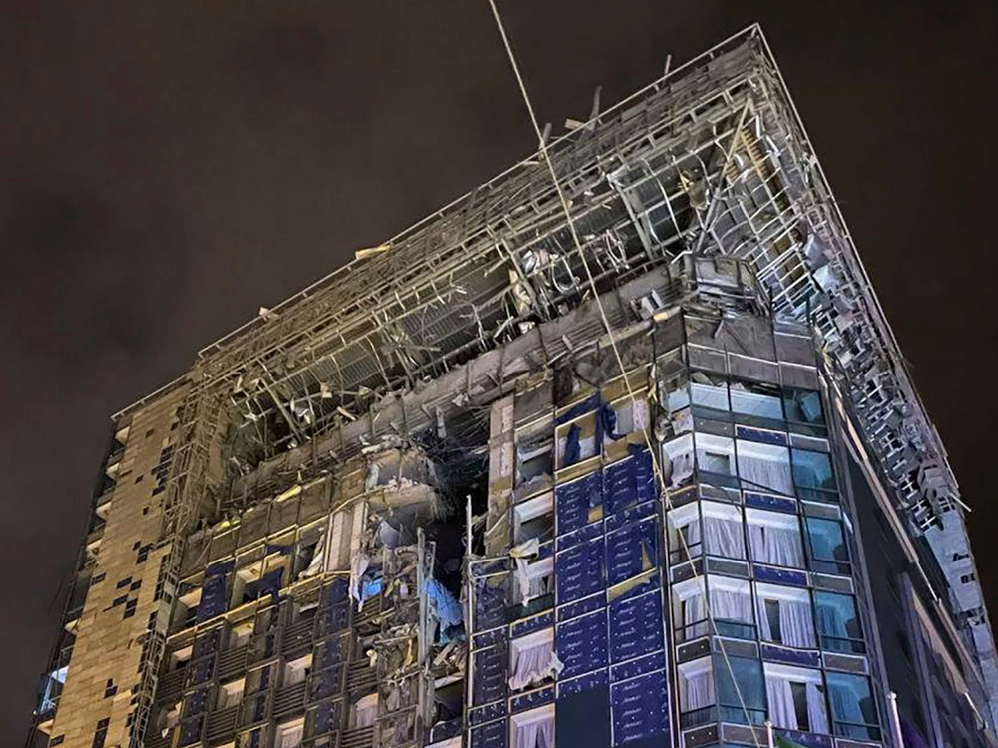 Auf diesem von der Regionalverwaltung Charkiw über AP zur Verfügung gestellten Foto ist das beschädigte Charkiw Palace Hotel nach einem russischen Raketenangriff vom 30. Dezember 2023 zu sehen.