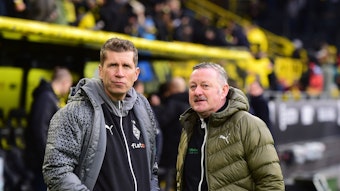 Co-Trainer und Sport-Geschäftsführer von Borussia Mönchengladbach im Gespräch vor einem Spiel.