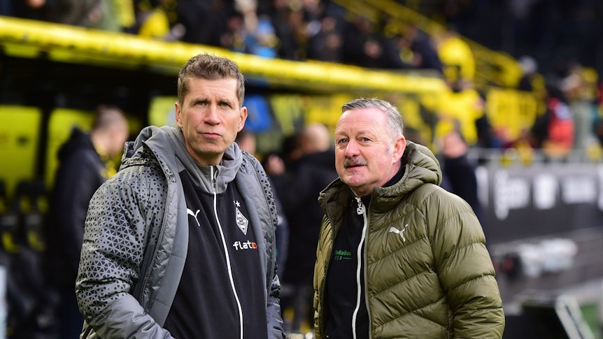 Co-Trainer und Sport-Geschäftsführer von Borussia Mönchengladbach im Gespräch vor einem Spiel.