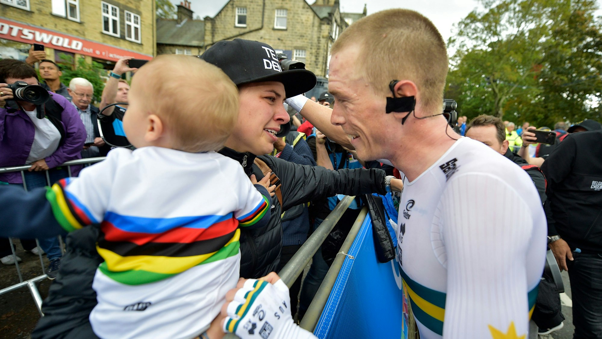 Rad-Star Rohan Dennis umarmt seine Frau und seinen Sohn nach einem Radrennen.
