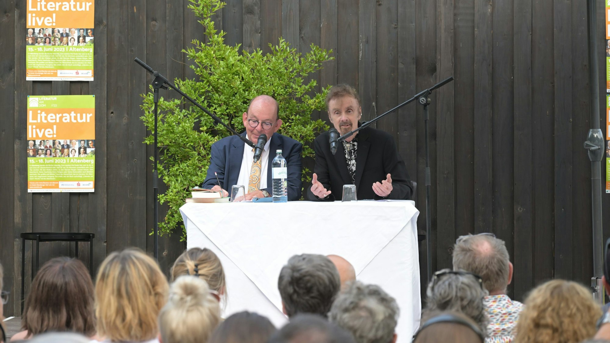 Autor T.C.Boyle sitzt mi Literaturkritiker Denis Scheck beim Festival „Literatur am Dom“ an einem Tisch.