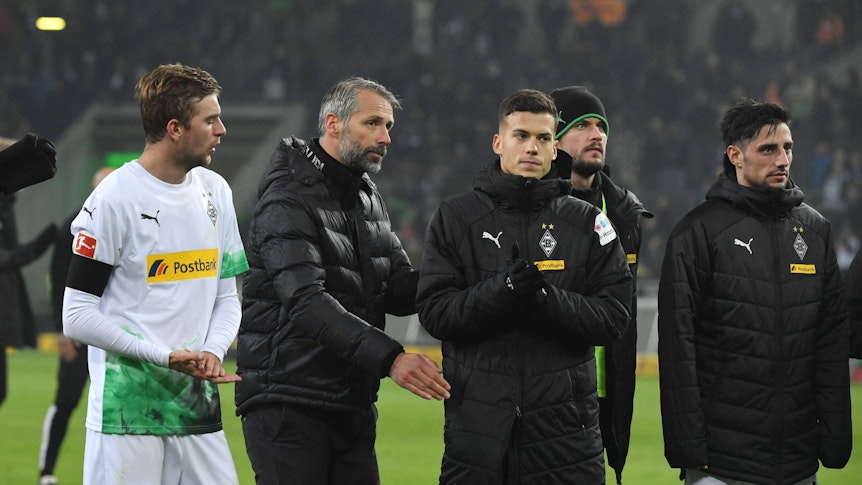 Spieler von Borussia Mönchengladbach feiern einen Sieg.