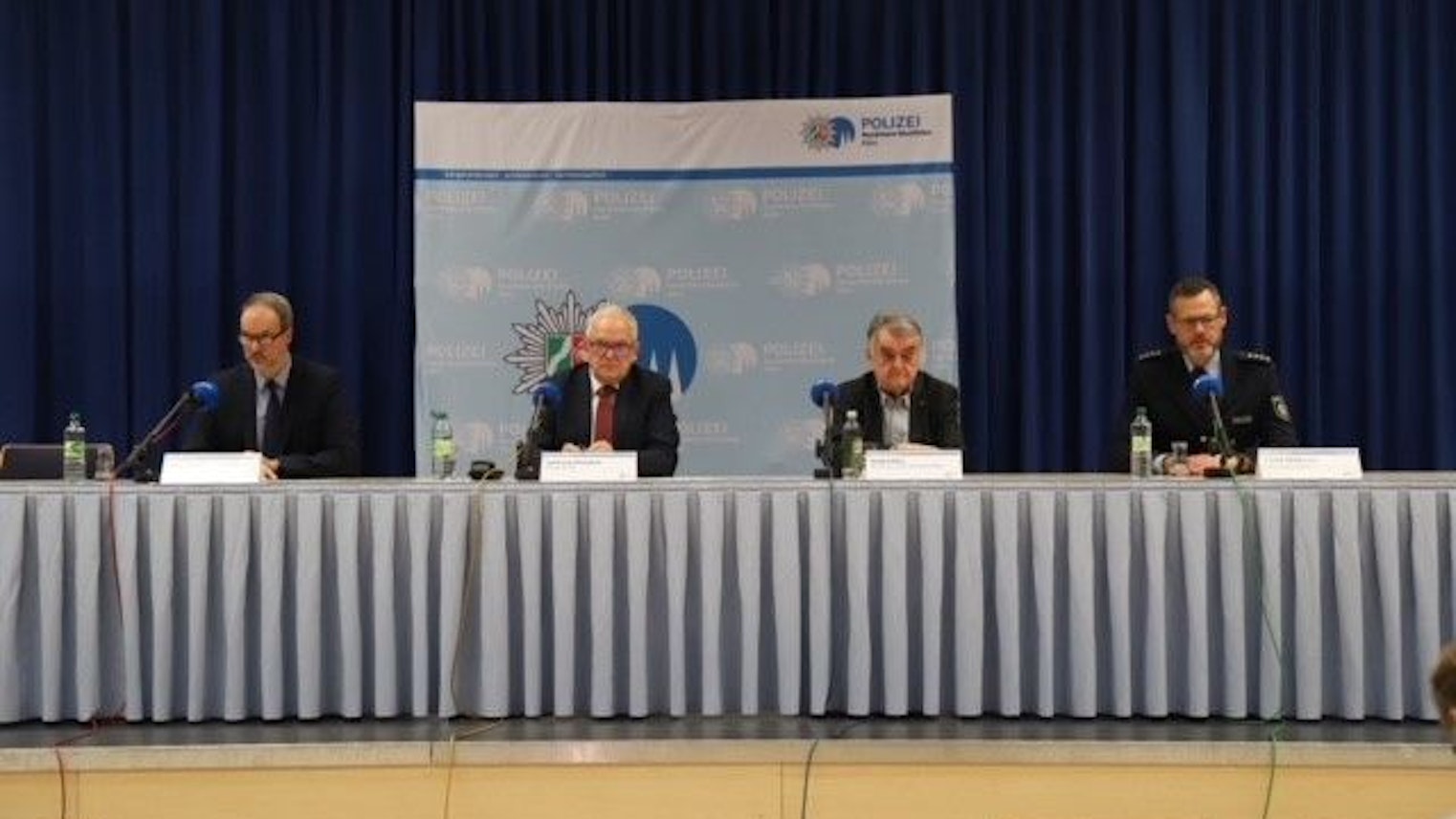 Herbert Reul äußerte sich auf der kurzfristig angesetzten Pressekonferenz am 31.12. zu den neuen Erkenntnissen bezüglich des geplanten Anschlags auf den Kölner Dom in der Silvesternacht.