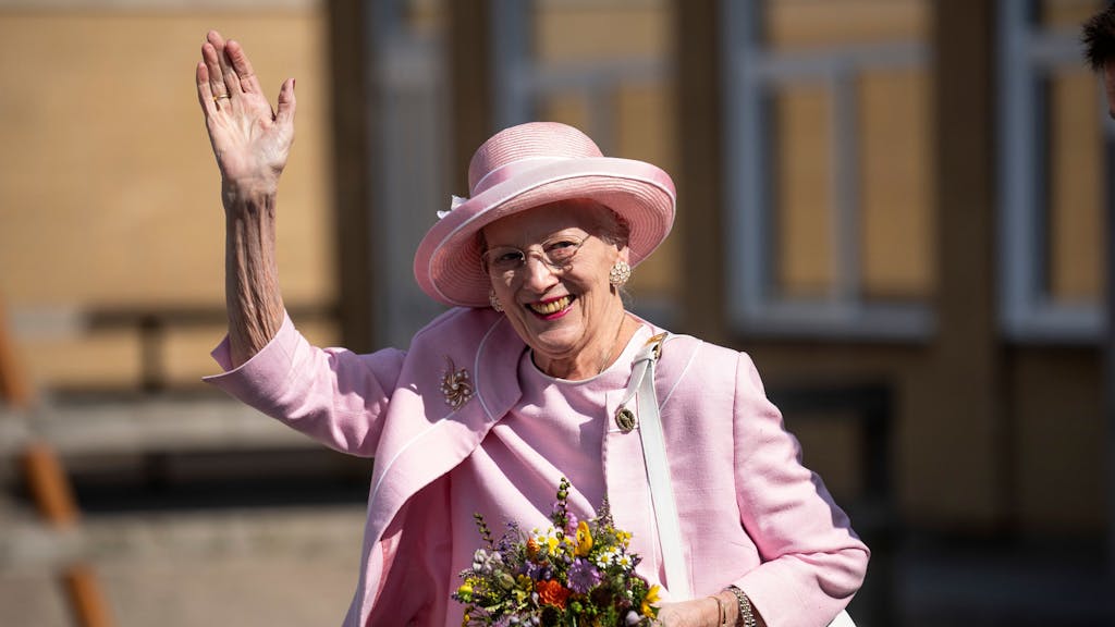Königin Margrethe II. von Dänemark, hier im September 2023, winkt bei ihrem Besuch in der Gemeinde Fredericia.