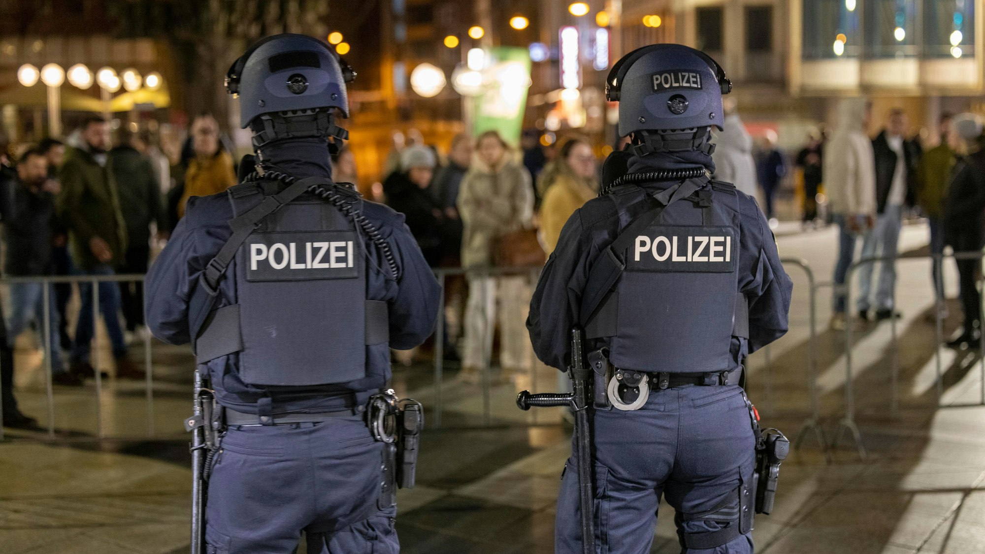 Polizistinnen und Polizisten bewachen den Kölner Dom.