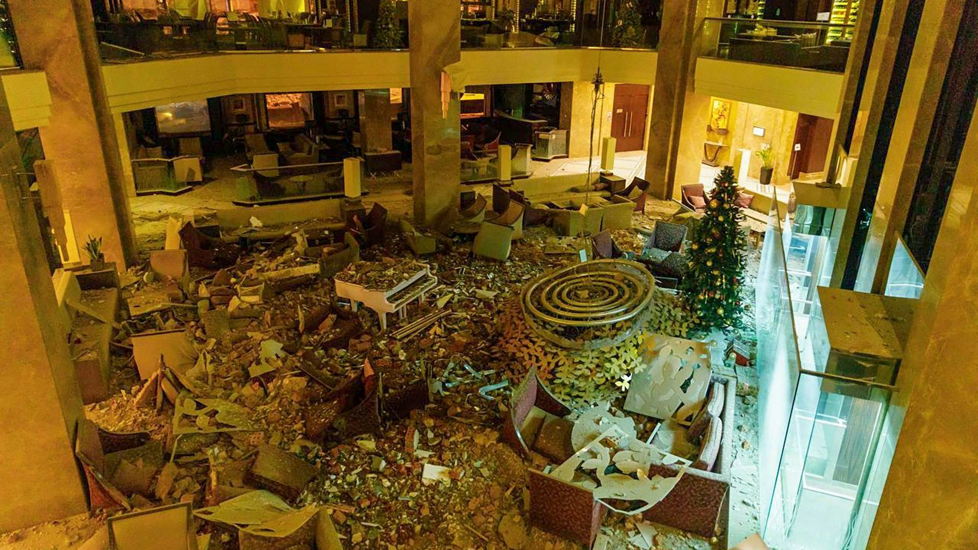 Eine Hotel-Lobby ist nach einem Raketenangriff auf Charkiw zerstört. Trümmerteile liegen in der gesamten Lobby verteilt.