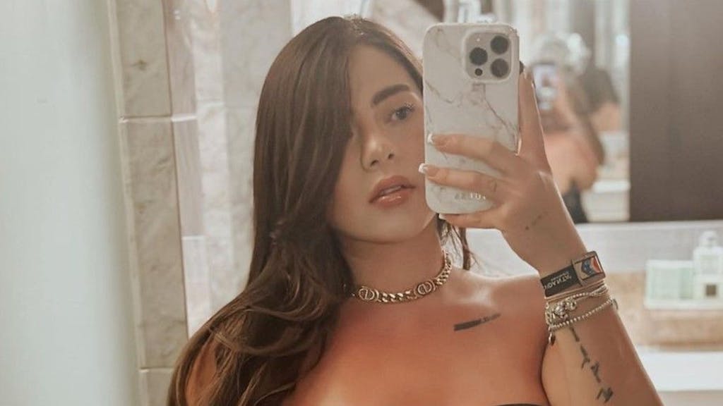 Spielerfrau Paula González posiert auf einem am 25. Mai 2023 bei Instagram veröffentlichten Spiegel-Selfie.