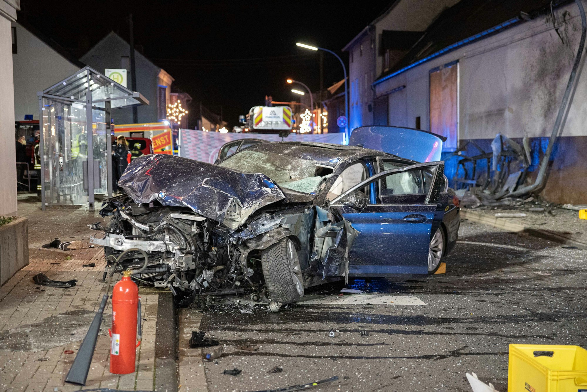 Ein Auto steht nach einem Unfall am 30. Dezember 2023 in Niederkassel vor einer Bushaltestelle. Der Wagen hat einen 14-Jährigen an einer Bushaltestelle erfasst und ihn tödlich verletzt.
