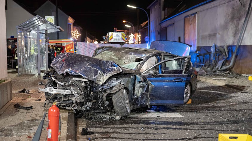 Ein Auto steht nach einem Unfall am 30. Dezember 2023 in Niederkassel vor einer Bushaltestelle. Der Wagen hat einen 14-Jährigen an einer Bushaltestelle erfasst und ihn tödlich verletzt.