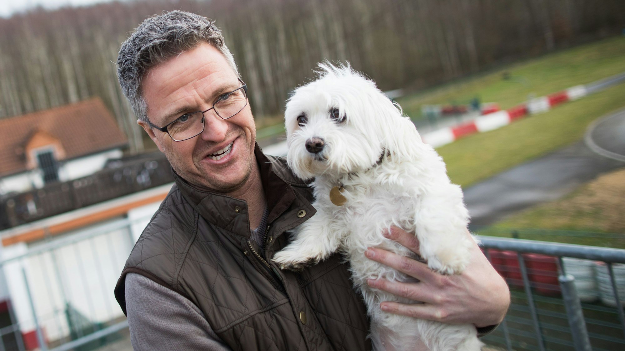 Der ehemalige Formel 1-Rennfahrer Ralf Schumacher und sein Hund Jessy stehen am 10.01.2018 auf der Kartbahn in Kerpen (Nordrhein-Westfalen).
