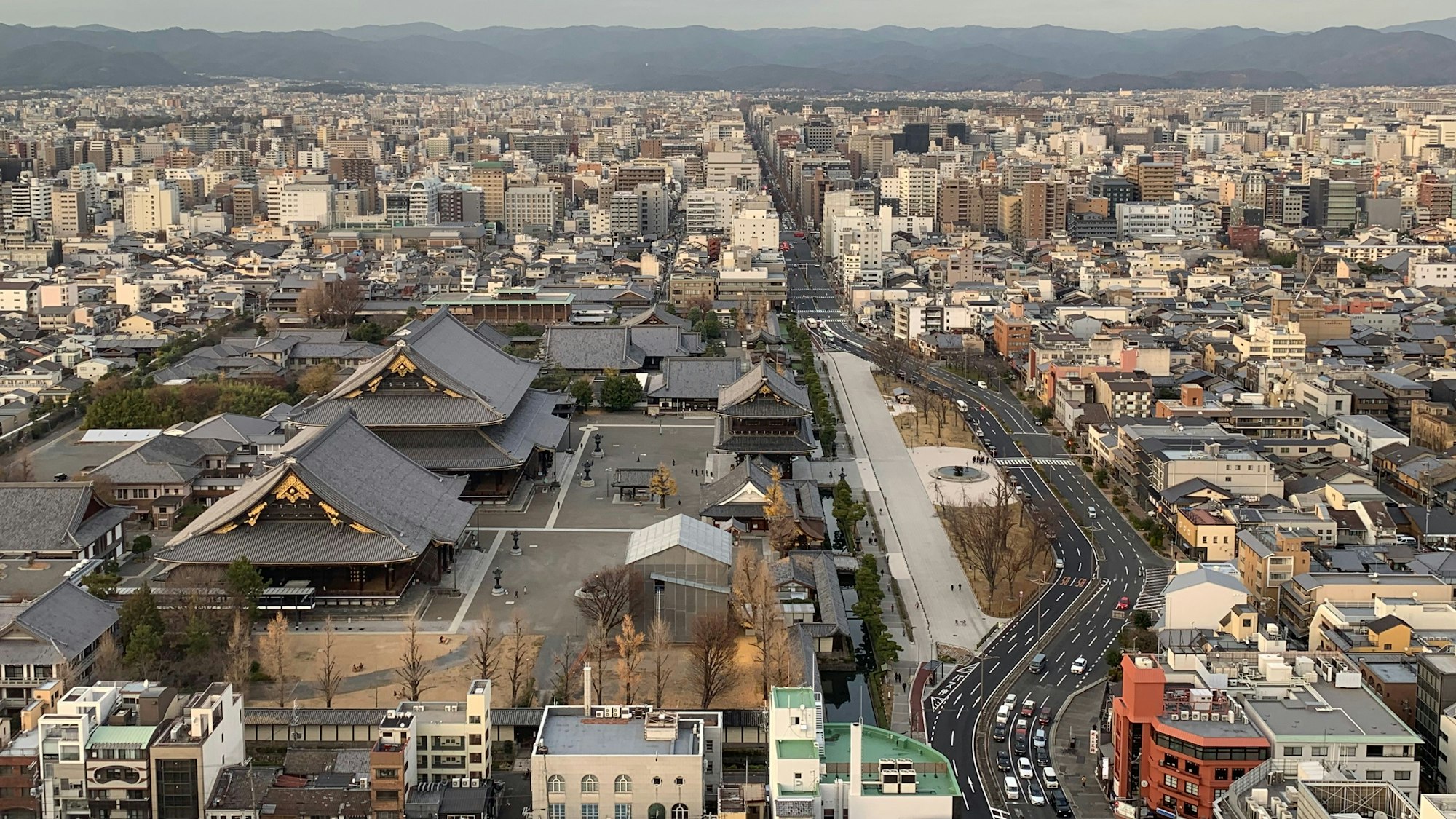 Blick auf die 1,5 Millionen Einwohner große Metropole Kyoto.