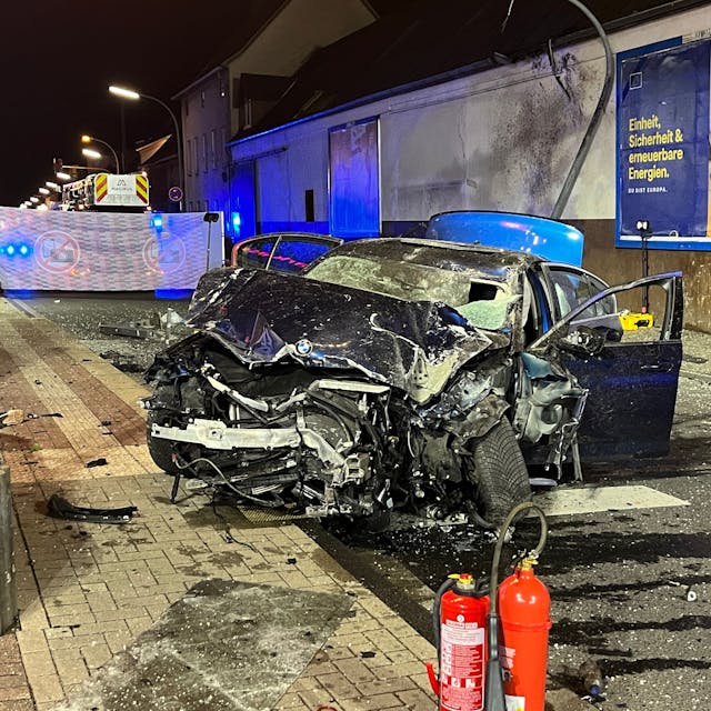 Auf der Provinzialstraße in Niederkassel-Mondorf steht der völlig zerstörte BMW, der ungebremst in eine Bushaltestelle gerast war und einen Jugendlichen tödlich verletzt hatte.