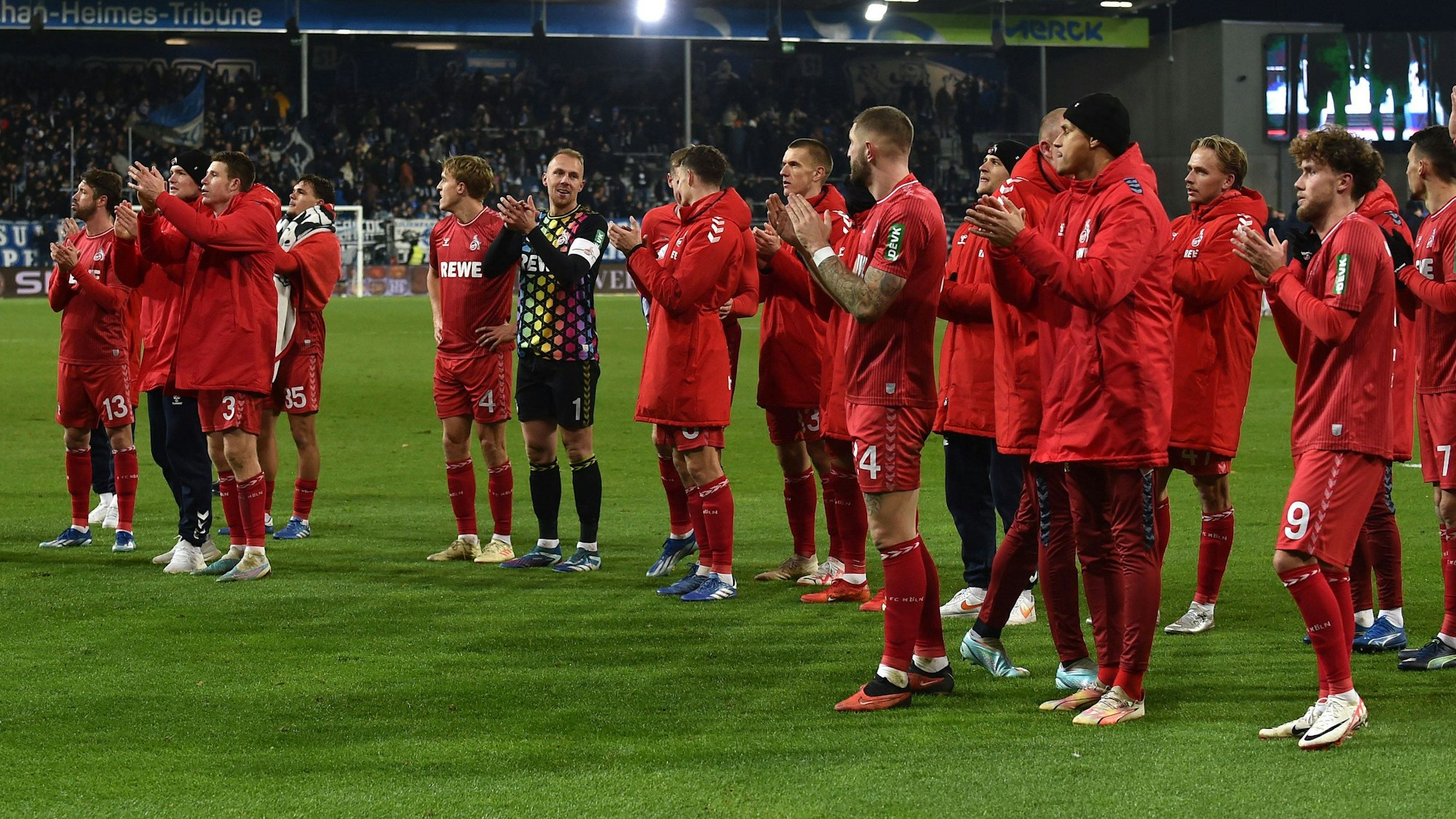 Die FC-Profis bedanken sich nach ihrem bislang letzten Bundesliga-Sieg am 1. Dezember 2023 in Darmstadt bei ihren Fans.
