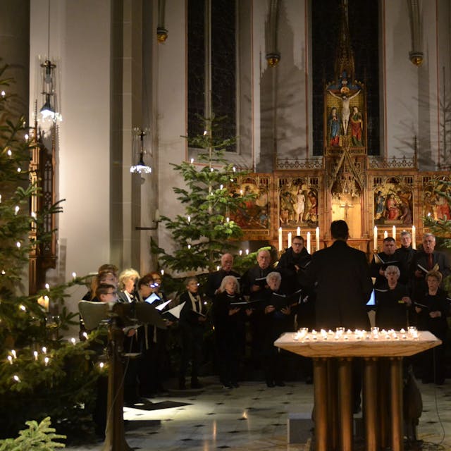 Das Bild zeigt die Chorgemeinschaft während des Konzerts vor dem Altar.
