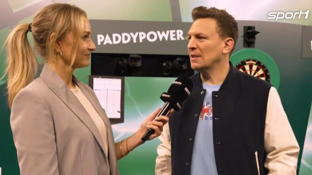 Sport1-Kommentator Basti Schwele in einem Video des Senders im Gespräch mit Moderatorin Katharina Kleinfeldt.